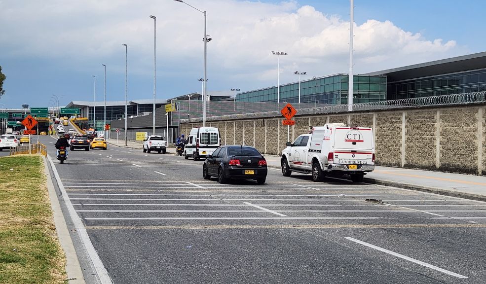 Intento de robo a una ciudadana chilena en Bogotá deja a un delincuente abatido y otro capturado De acuerdo con las autoridades, los delincuentes se estaban haciendo pasar por policías para robar a las ciudadana chilena en inmediaciones del aeropuerto El Dorado. Lea los detalles.