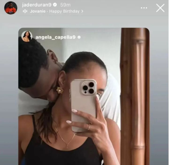 Todo por amor: la travesía que deberá afrontar a diario Jhon Durán para ir a entrenar con el Al Nassr 1 Todo por amor: la travesía que deberá afrontar a diario Jhon Durán para ir a entrenar con el Al Nassr Jhon Durán sigue dando de qué hablar. Pese a ser nuevo jugador del Al Nssr de Arabia Saudita, el delantero colombiano no vivirá en ese país. Le contamos por qué.