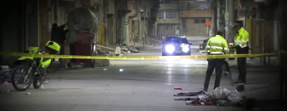 Noche de terror en Kennedy: balacera deja 2 muertos y 4 policías heridos 1 Noche de terror en Kennedy: balacera deja 2 muertos y 4 policías heridos En el barrio María Paz de Kennedy, una balacera dejó a 2 personas muertas. Policías resultaron heridos en la persecución para atrapar a los asesinos.