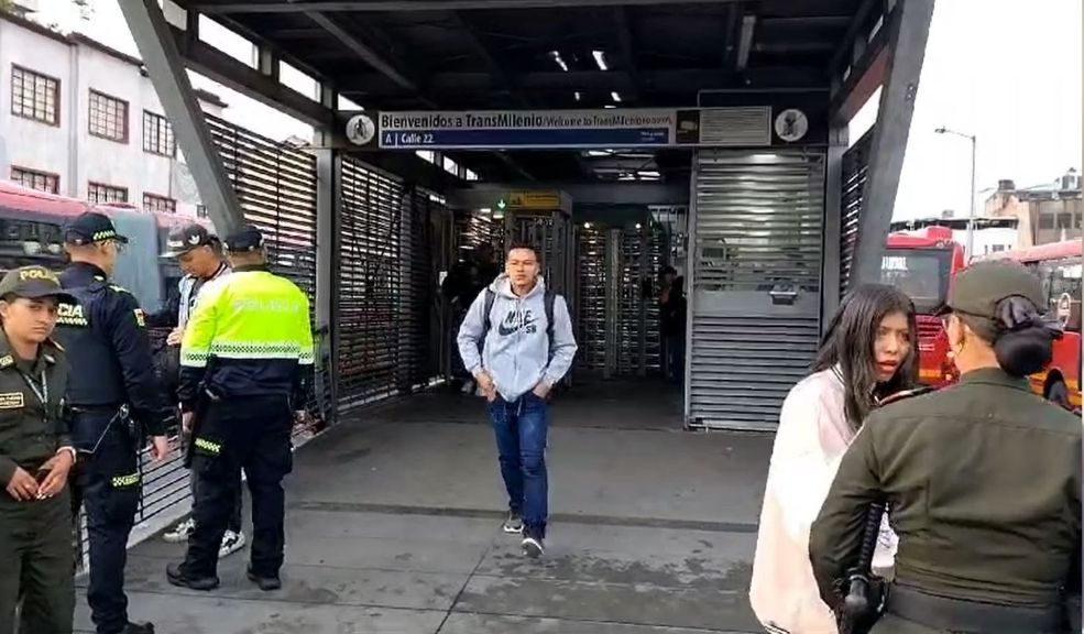 La Policía realizó operativo en estaciones de TransMilenio 1 La Policía realizó operativo en estaciones de TransMilenio El operativo se llevó a cabo en estaciones de la troncal Caracas.