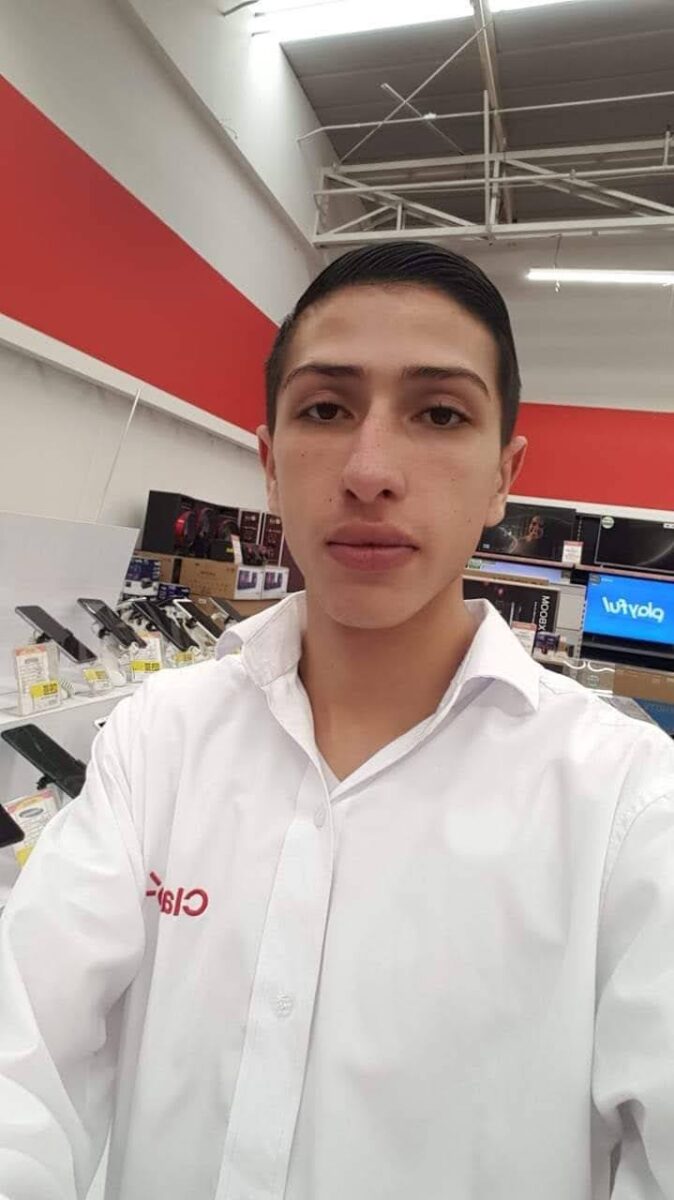 En video: Madre de joven asesinado en Fontibón cuenta cómo atrapó al asesino 1 En video: Madre de joven asesinado en Fontibón cuenta cómo atrapó al asesino David Santiago Carrillo fue brutalmente asesinado dentro de un carro en la localidad de Fontibón. Su madre fue quien dio con el paradero del presunto agresor y pide justicia.