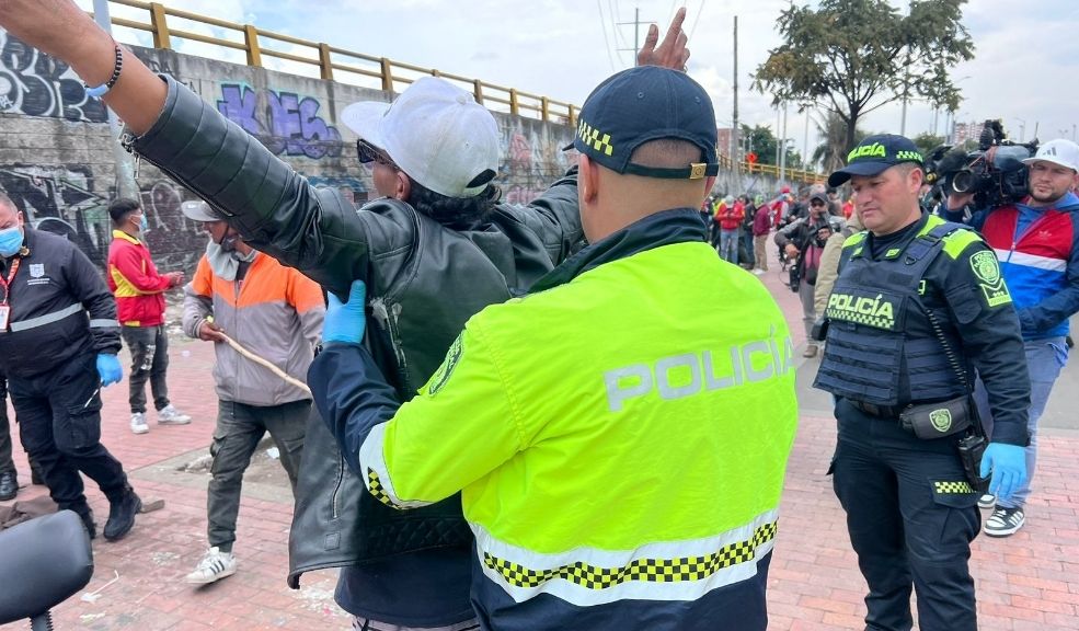 Megaoperativo en San Bernardo: 400 policías intervienen la zona para combatir el crimen 1 Megaoperativo en San Bernardo: 400 policías intervienen la zona para combatir el crimen Este martes se llevó a cabo un operativo en San Bernardo, centro de Bogotá.