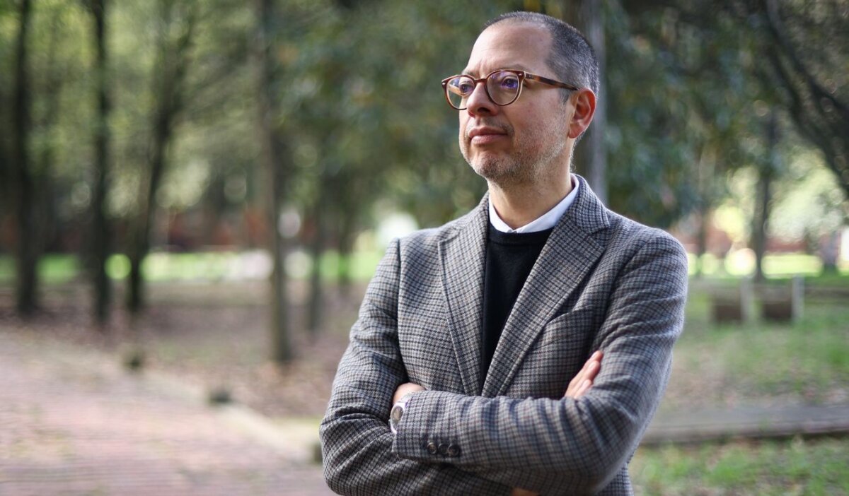 Ministro de Cultura, Juan David Correa, renuncia a su cargo tras tensiones en el Consejo de Ministros 7 Ministro de Cultura, Juan David Correa, renuncia a su cargo tras tensiones en el Consejo de Ministros La renuncia de Correa no fue la única de la jornada. Horas antes, Jorge Rojas, director del Departamento Administrativo de la Presidencia de la República, también presentó su dimisión irrevocable.