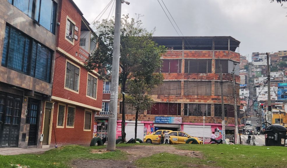 Misteriosa muerte de un hombre en el Quiroga Un hombre fue hallado sin vida en el barrio Quiroga de la localidad de Rafael Uribe. Esto se sabe sobre el crimen.
