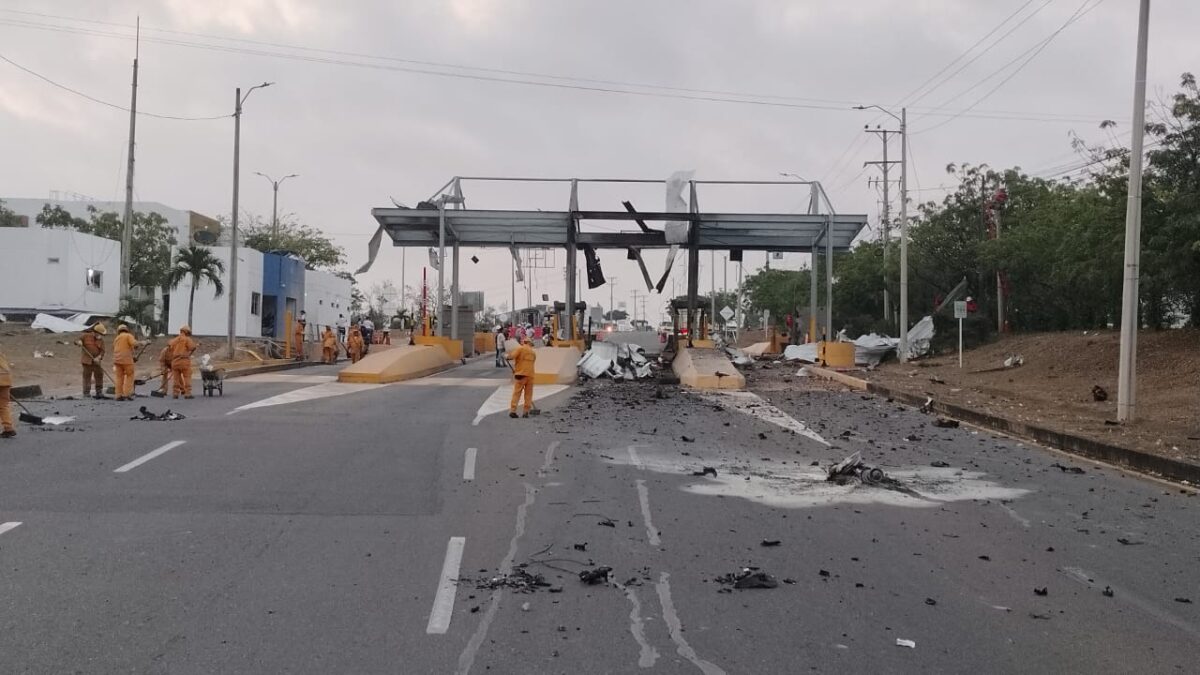 EN VIDEO: Momento de la explosión en un peaje en Norte de Santander Así fueron los atentados perpetrados en la noche de este miércoles en Cúcuta, Norte de Santander. Impactantes videos muestran cómo quedó el peaje.