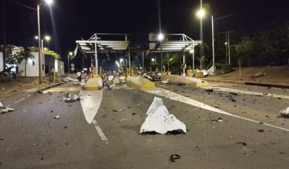 EN VIDEO: Momento de la explosión en un peaje en Norte de Santander Así fueron los atentados perpetrados en la noche de este miércoles en Cúcuta, Norte de Santander. Impactantes videos muestran cómo quedó el peaje.
