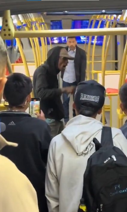 Pelea a puñal en un bus de TransMilenio causó indignación: "Rápido, que tengo que llegar a la casa" 1 Pelea a puñal en un bus de TransMilenio causó indignación: "Rápido, que tengo que llegar a la casa" Dos sujetos protagonizaron una pelea en pleno vagón de un bus de TransMilenio. La Policía tuvo que intervenir. Vea el video.