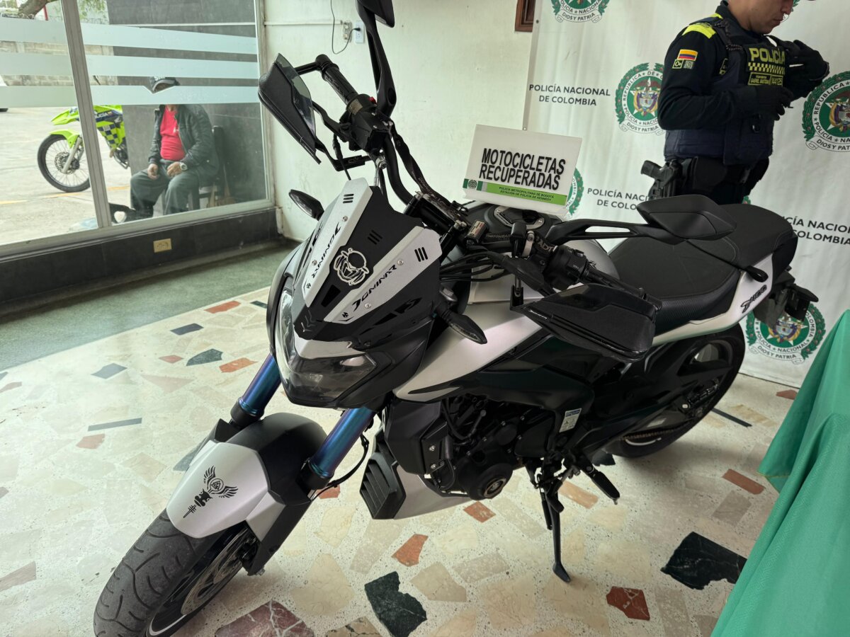 Policía capturó a 2 ladrones que acababan de robar una alta suma de dinero en Kennedy 1 Policía capturó a 2 ladrones que acababan de robar una alta suma de dinero en Kennedy Tras una intensa persecución, los ladrones fueron interceptados con el botín en su poder. Conozca los detalles del operativo.