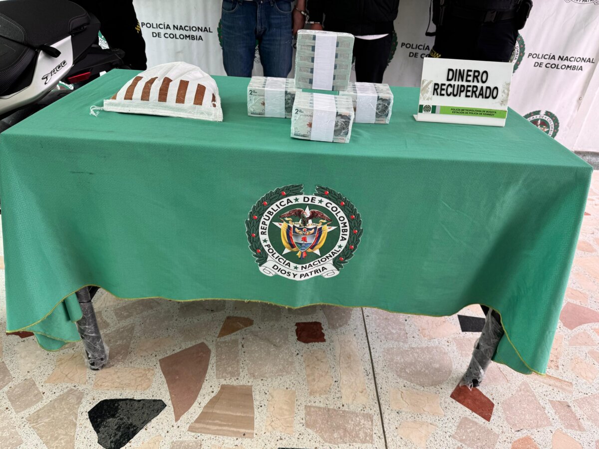 Policía capturó a 2 ladrones que acababan de robar una alta suma de dinero en Kennedy 2 Policía capturó a 2 ladrones que acababan de robar una alta suma de dinero en Kennedy Tras una intensa persecución, los ladrones fueron interceptados con el botín en su poder. Conozca los detalles del operativo.