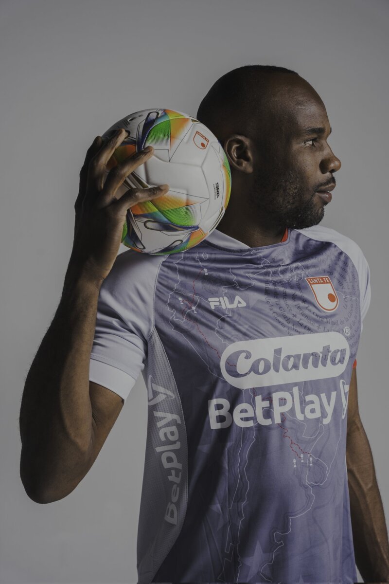 Mosquera Marmolejo modelando la tercera equipación de Santa Fe