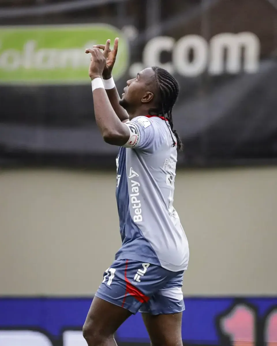 Hugo Rodallega celebra su cuarto gol ante Envigado.