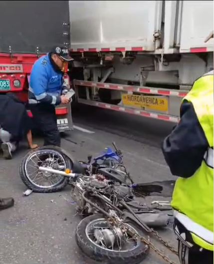 Testigos relatan cómo fue el accidente en el que murió un motociclista en Soacha A las 4:40 a. m. ocurrió este escalofriante accidente que cobró la vida de un hombre en el municipio de Soacha. Lea los detalles.