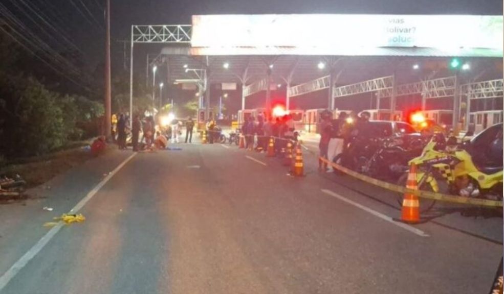 Trágico accidente: dos jóvenes pierden la vida tras cruzar un peaje Dos jóvenes muertos y una persona herida fue el lamentable saldo que dejó un aparatoso choque entre dos motocicletas, registrado la noche del lunes, 17 de febrero.