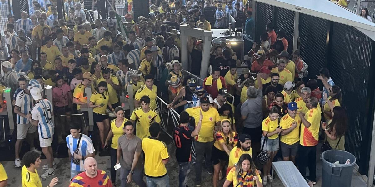 Trump deportaría a 2.000 colombianos que se colaron en la Copa América 1 Trump deportaría a 2.000 colombianos que se colaron en la Copa América Muchos colombianos rompieron el anillo de seguridad en la entrada del estadio de Miami para ingresar de forma ilegal a la final de la Copa América.