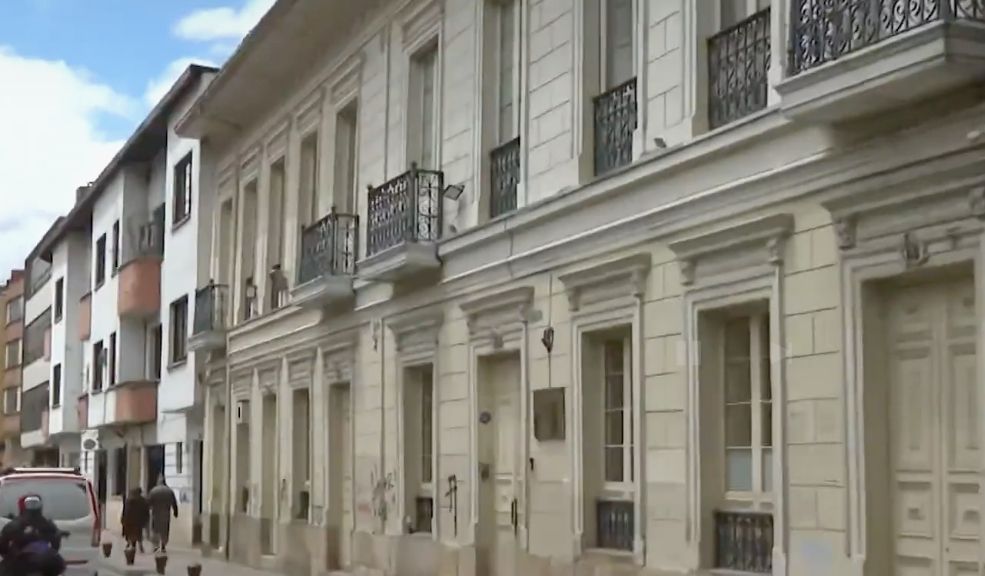 Turista fue hallado sin vida en la habitación de un hotel del centro de Bogotá 1 Turista fue hallado sin vida en la habitación de un hotel del centro de Bogotá El turista se hospedaba en un hotel de La Candelaria junto a otro hombre. Ambos ingresaron al lugar acompañados por dos mujeres.