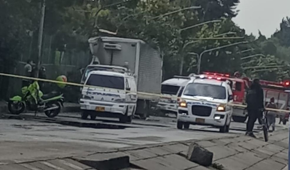 ÚLTIMA HORA: Motociclista falleció en accidente de tránsito en la avenida Mutis Ya son dos los motociclistas que han fallecido este viernes 28 de febrero en Bogotá.