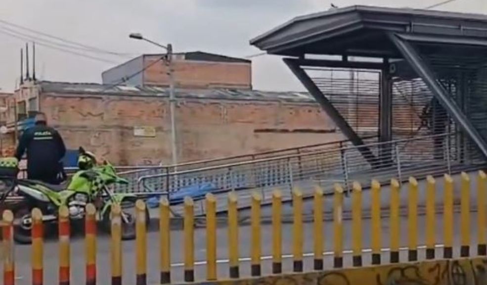 Una persona murió a las afueras de la estación de TransMilenio Avenida Jiménez Se conoció un video en el que se ve el cuerpo sin vida en un costado de la estación de TransMilenio.