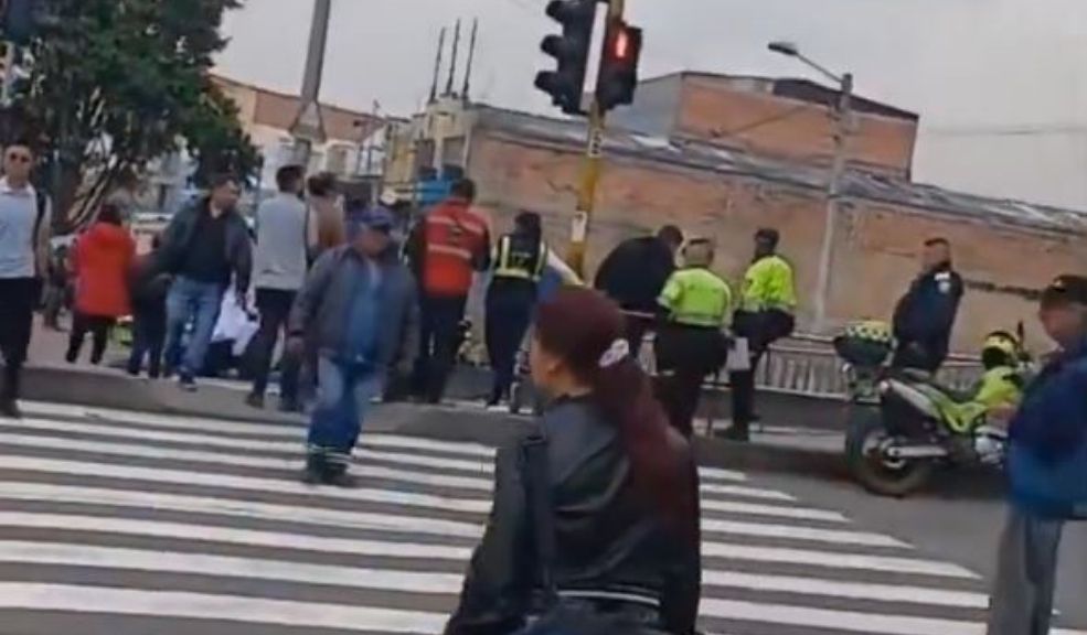 Una persona murió a las afueras de la estación de TransMilenio Avenida Jiménez 1 Una persona murió a las afueras de la estación de TransMilenio Avenida Jiménez Se conoció un video en el que se ve el cuerpo sin vida en un costado de la estación de TransMilenio.