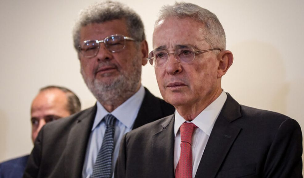 Uribe no aceptó cargos por fraude procesal y soborno a testigos: “No hay riesgos de que me vaya a declarar culpable” Luego de que le fuera negada una nueva solicitud de aplazamiento del juicio, Uribe se declara inocente. Aquí los detalles.