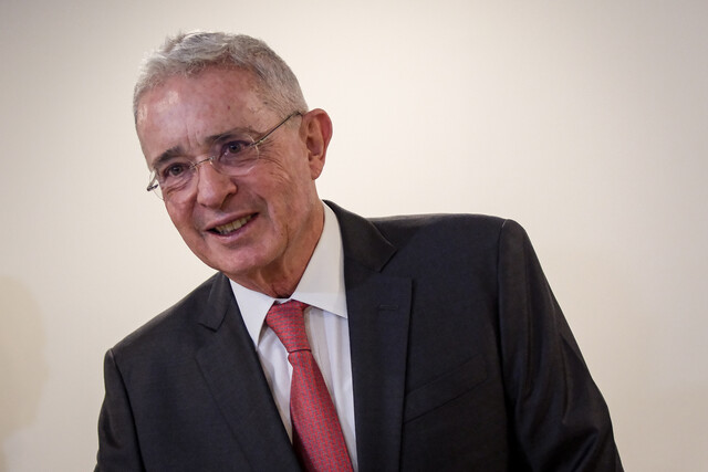 Uribe no aceptó cargos por fraude procesal y soborno a testigos: “No hay riesgos de que me vaya a declarar culpable” 1 Uribe no aceptó cargos por fraude procesal y soborno a testigos: “No hay riesgos de que me vaya a declarar culpable” Luego de que le fuera negada una nueva solicitud de aplazamiento del juicio, Uribe se declara inocente. Aquí los detalles.