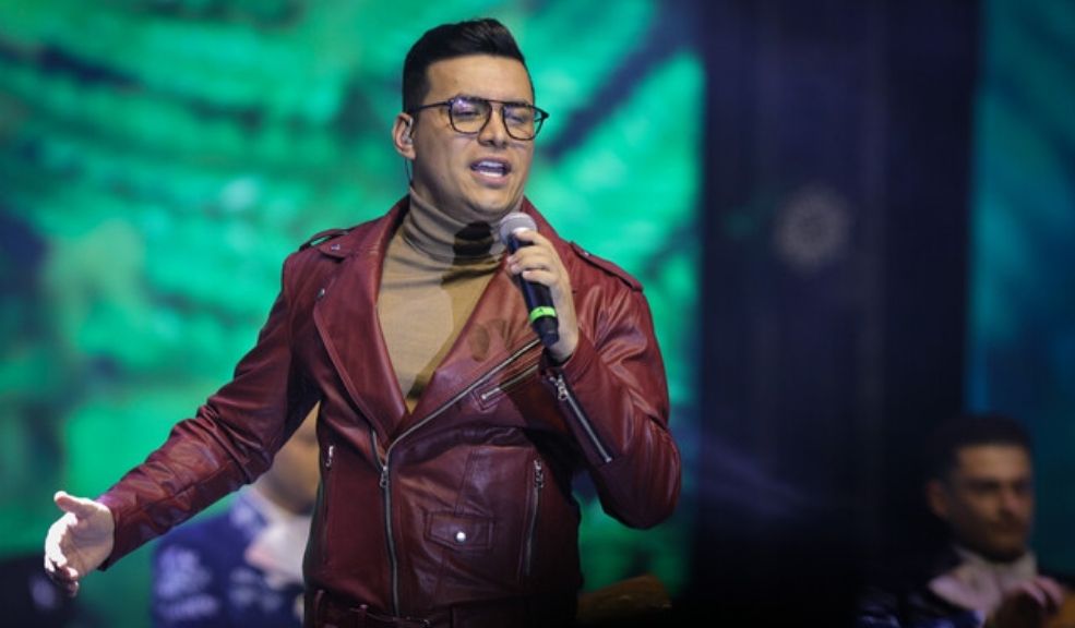 Yeison Jiménez padece grave problema visual: "tengo que buscar un donante" Cuando Yeison Jiménez trabajaba en Corabastos, se rascaba los ojos por el polvo, sin saber que eso afectaría su vista más adelante. Este es el problema que padece.