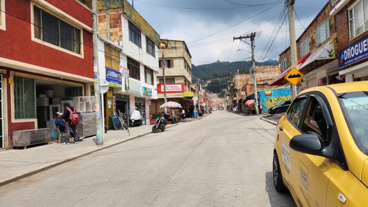 Angie Alzate, la mujer que murió tras ser atacada con arma blanca en Ciudad Bolívar La mujer le habría hecho un reclamo a un hombre, quien resultó hiriéndola con un arma blanca en el barrio Tres Esquinas, de Ciudad Bolívar.