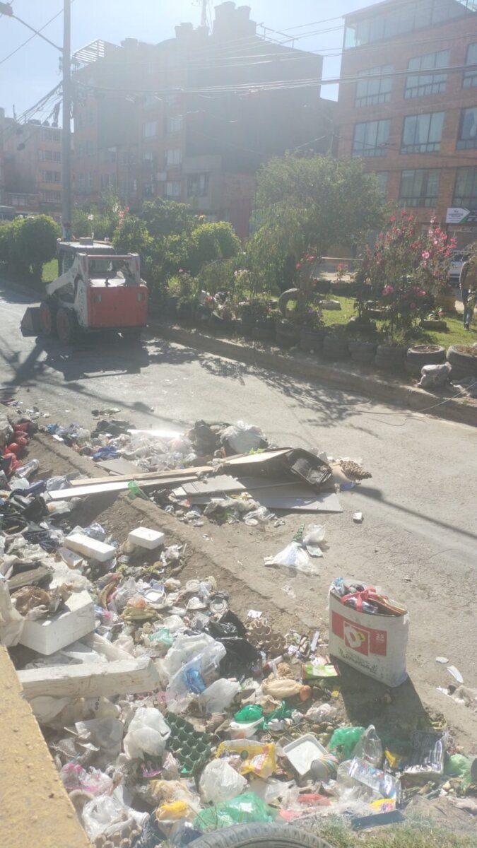 Habitantes denuncian grave problemática en el barrio Unir II, de Engativá 1 Habitantes denuncian grave problemática en el barrio Unir II, de Engativá Los habitantes del barrio Unir II, en la calle 77 con carrera 119C, están cansados de la gran cantidad de basura que inescrupulosos arrojan en la vía pública. Aseguran que esta situación se presenta desde hace varios años, convirtiendo el sector en un foco de inseguridad y proliferación de roedores.