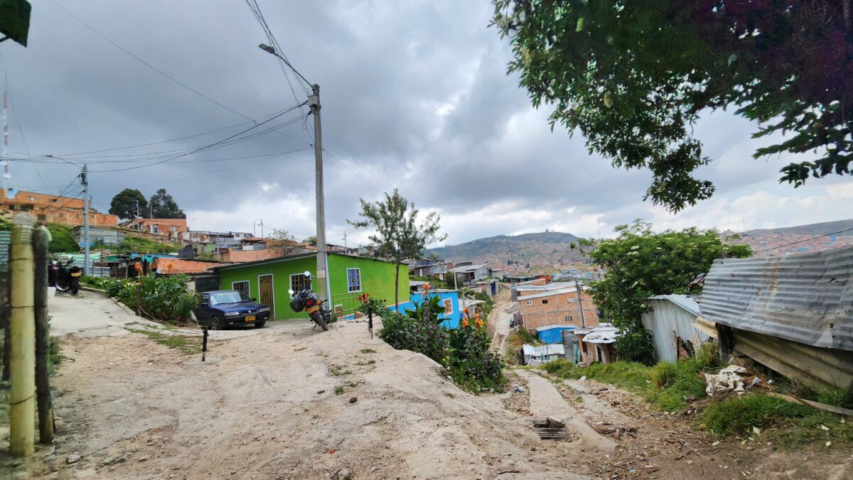Joven fue asesinado por su cuñado en Ciudad Bolívar 1 Joven fue asesinado por su cuñado en Ciudad Bolívar Según testigos, la víctima falleció tras ser apuñalado por su cuñado en el sector de Tabora Alta, en Ciudad Bolívar.