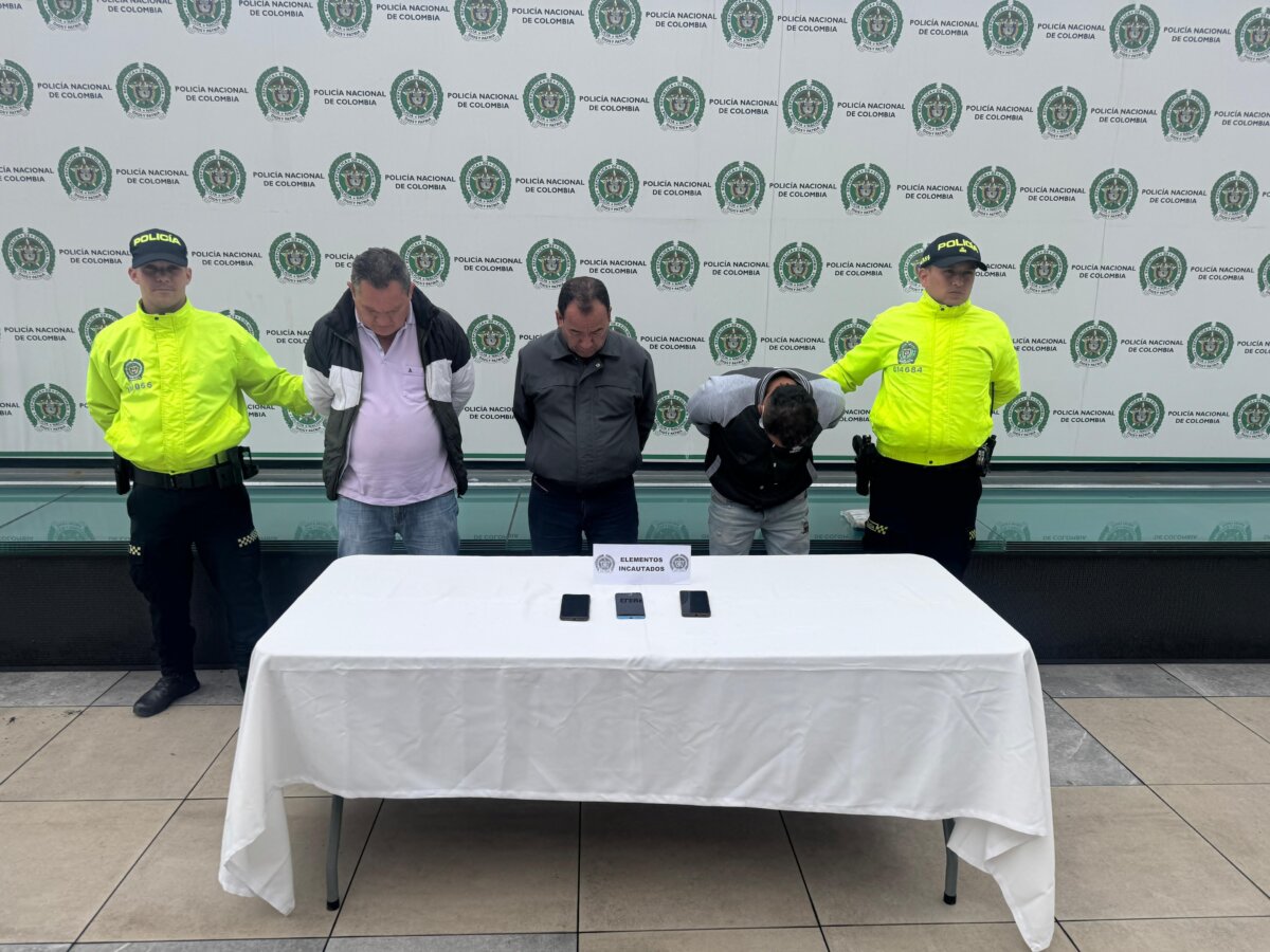 Golpe a la delincuencia: capturan a integrantes de ‘Los Cosos’ en Bogotá 1 Golpe a la delincuencia: capturan a integrantes de ‘Los Cosos’ en Bogotá ‘Los Cosos' se dedicaban al tráfico, porte y comercialización ilegal de armas de fuego y municiones.