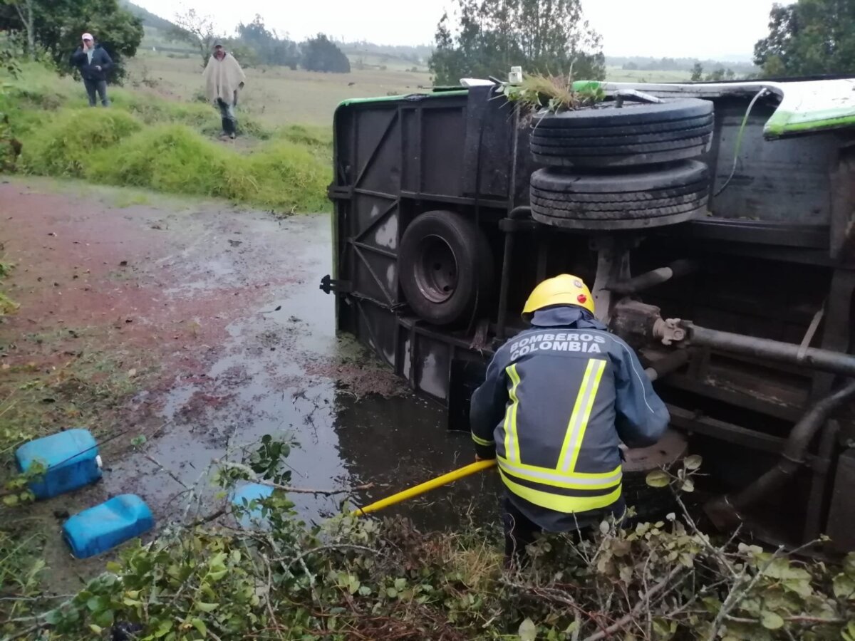 Accidente de bus en Cundinamarca: mujer de 28 años fue la víctima fatal 2 Accidente de bus en Cundinamarca: mujer de 28 años fue la víctima fatal El bus transportaba trabajadores de un empresa de flores. Hay 27 heridos y una víctima mortal.