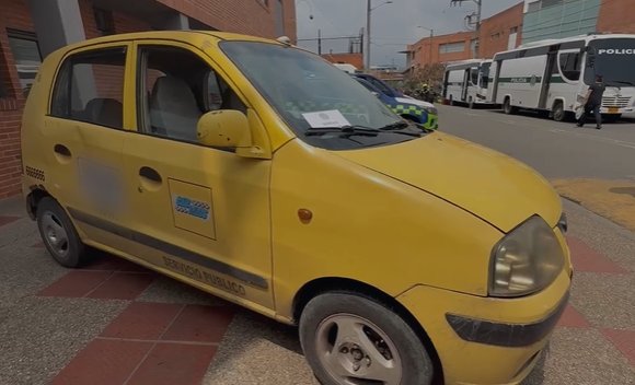 Capturan a sujeto que intentó robarle $33 millones a un ciudadano en Bosa 1 Capturan a sujeto que intentó robarle $33 millones a un ciudadano en Bosa El delincuente intentó huir en un taxi.