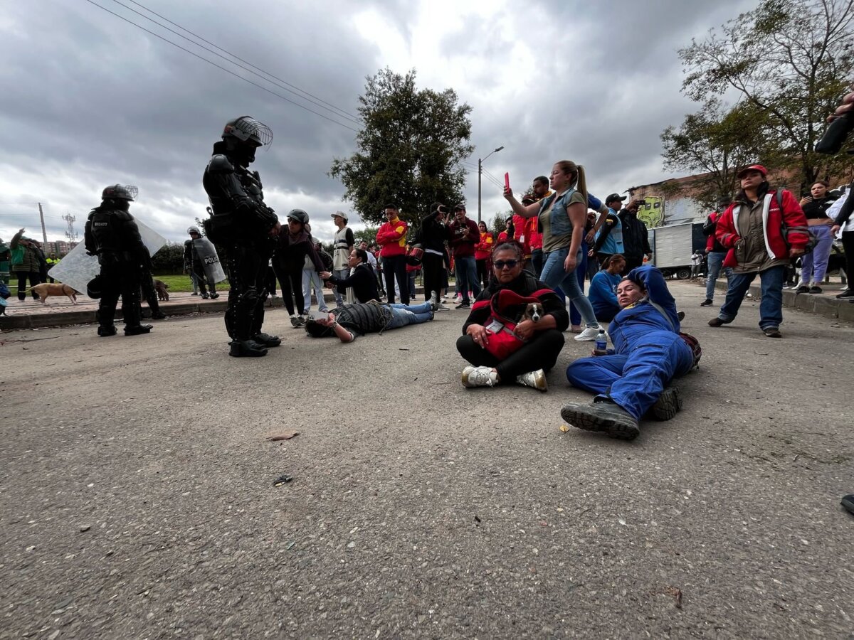 Denuncian irregularidades en desalojo de un hogar de paso de animales en Fontibón 1 Denuncian irregularidades en desalojo de un hogar de paso de animales en Fontibón A esta hora la comunidad denuncia el desalojo del refugio de animales 'Callejeros', en Fontibón.