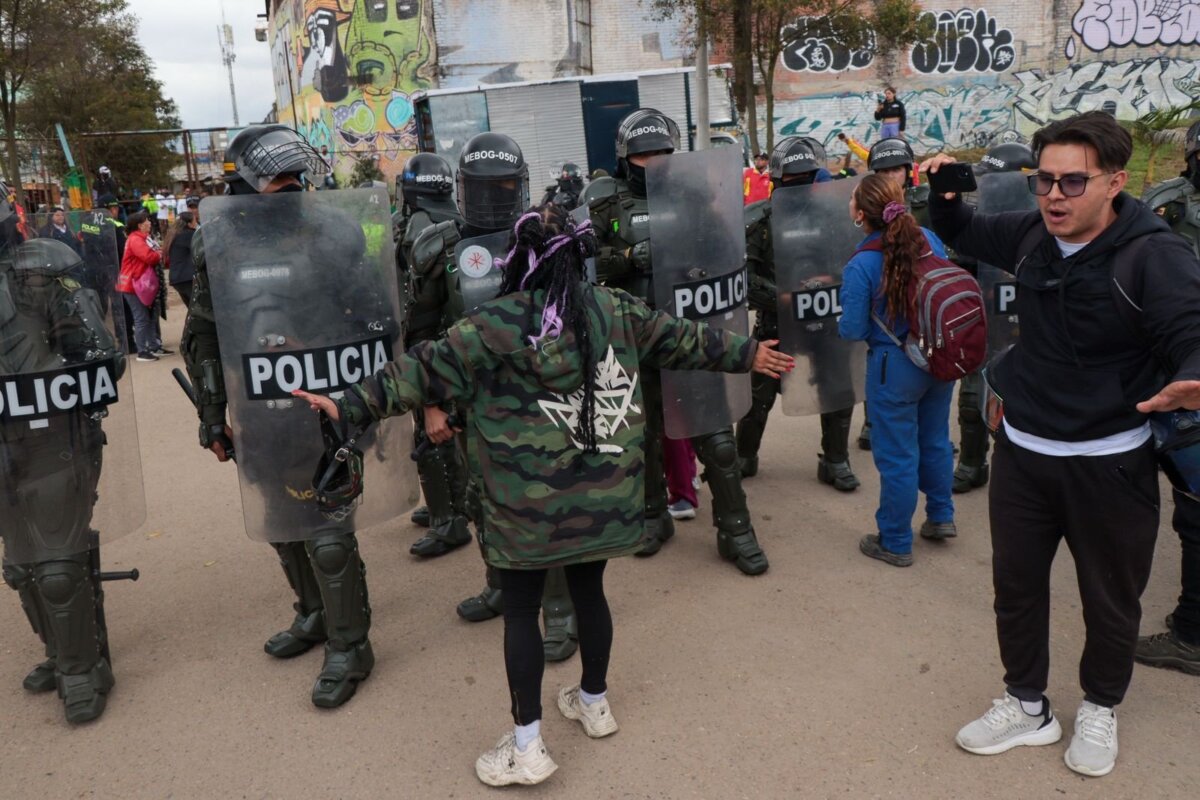 Denuncian irregularidades en desalojo de un hogar de paso de animales en Fontibón 2 Denuncian irregularidades en desalojo de un hogar de paso de animales en Fontibón A esta hora la comunidad denuncia el desalojo del refugio de animales 'Callejeros', en Fontibón.