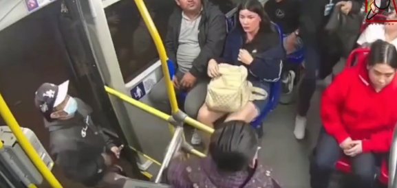 EN VIDEO: Ciudadano enfrentó a sujetos que se subieron a robar a un bus del Sitp 1 EN VIDEO: Ciudadano enfrentó a sujetos que se subieron a robar a un bus del Sitp Los delincuentes alcanzaron a robar a varias personas que se encontraban sentadas en la parte delantera del vehículo.