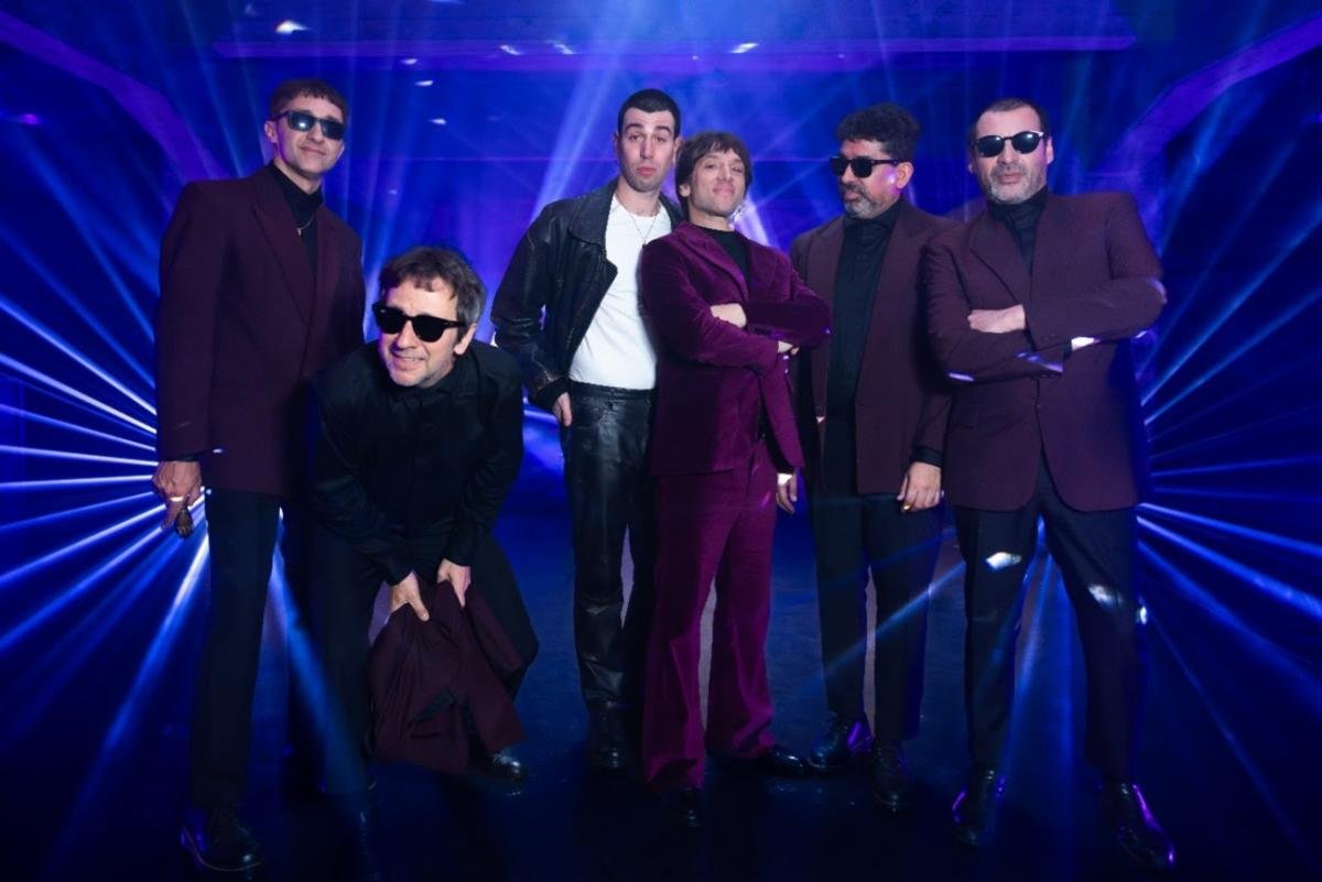 Turf presenta 'Magia Blanca' junto a Conociendo Rusia y anuncia su regreso al Gran Rex 1 Turf presenta 'Magia Blanca' junto a Conociendo Rusia y anuncia su regreso al Gran Rex La icónica banda de rock argentino Turf sigue sorprendiendo con su nueva etapa musical y audiovisual. Tras el rotundo éxito de su primer adelanto, el grupo liderado por Joaquín Levinton lanza 'Magia Blanca', una colaboración con Conociendo Rusia que promete conquistar al público con una fusión de estilos y una impronta artística única.