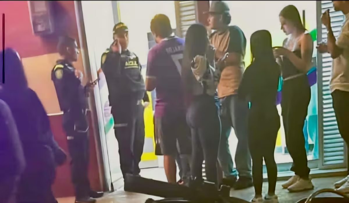 Cajero automático de Bancolombia se descontroló y entregó el doble del dinero solicitado 1 Cajero automático de Bancolombia se descontroló y entregó el doble del dinero solicitado El cajero automático presentó una falla técnica y comenzó a dispensar más dinero del solicitado a todos los usuarios.
