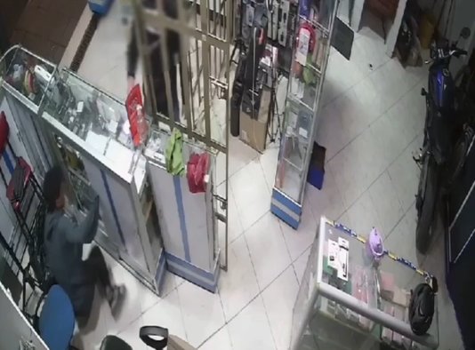 Así cayeron sujetos que robaron un local comercial en Bosa 1 Así cayeron sujetos que robaron un local comercial en Bosa Dos hombres de nacionalidad extranjera fueron capturados tras cometer un robo en un almacén de celulares en Bosa.