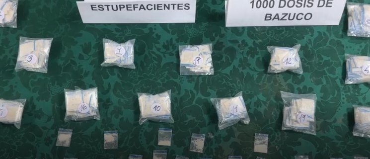 Capturan a hombre que portaba más de mil gramos de droga en Soacha 1 Capturan a hombre que portaba más de mil gramos de droga en Soacha Un joven de 19 años fue capturado luego de que se le encontrara en su poder más de mil gramos de droga. Los hechos ocurrieron en el municipio vecino de Soacha.
