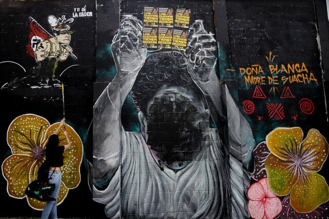 La Jurisdicción Especial para la Paz despidió uno de sus trabajadores por participar en el borrado del mural de "las cuchas tenían razón"