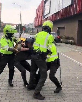 Indignación en redes por video de domiciliario al que le inmovilizan su bicimotor en Bogotá El domiciliario suplicaba que no inmovilizaran el vehículo con el que trabaja.