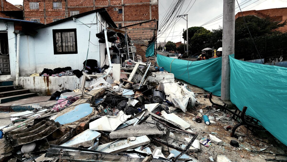 Hablan afectados por accidente de camión recolector de basura en Ciudad Bolívar: "tuvimos que dormir en la calle" 1 Hablan afectados por accidente de camión recolector de basura en Ciudad Bolívar: "tuvimos que dormir en la calle" Q'HUBO se comunicó con la empresa de recolección de basura y esto dijo sobre los daños.