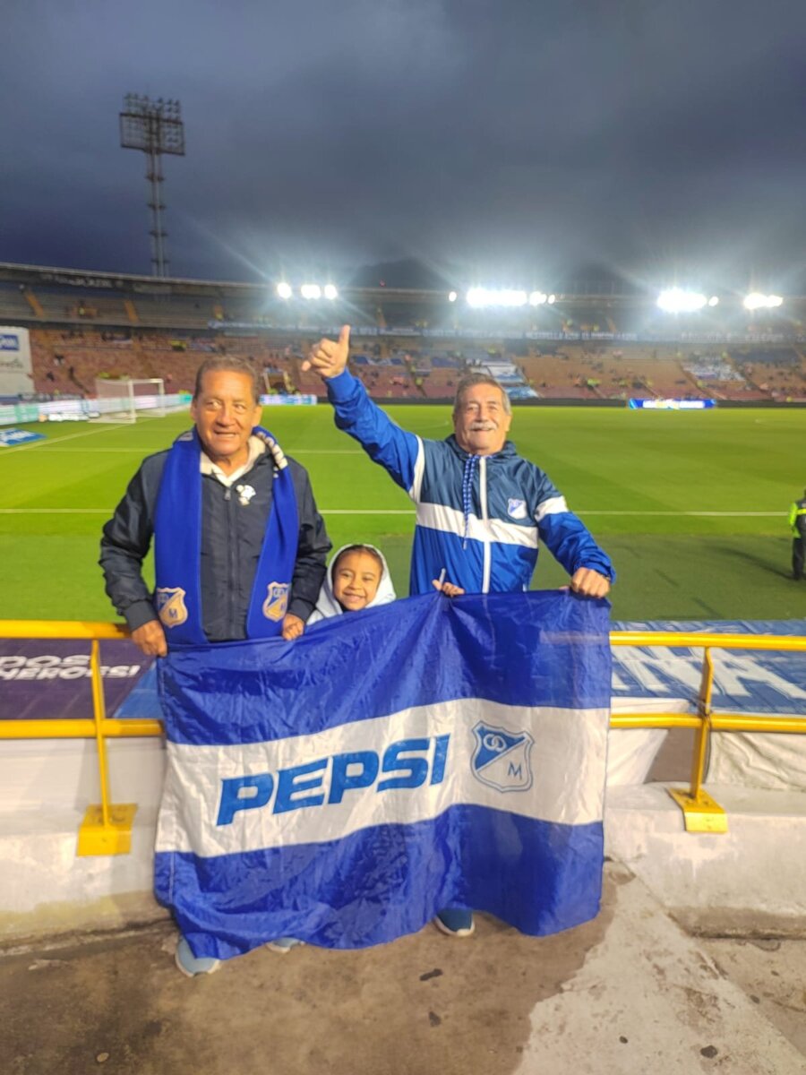 Ella es Salomé, la pequeña hincha de Millonarios que sueña con un trasplante de riñón 2 Ella es Salomé, la pequeña hincha de Millonarios que sueña con un trasplante de riñón Durante el partido de Millonarios este sábado en El Campín, Salomé sostuvo una pancarta que no pasó desapercibida. Hablamos con su madre, quien nos contó su historia.
