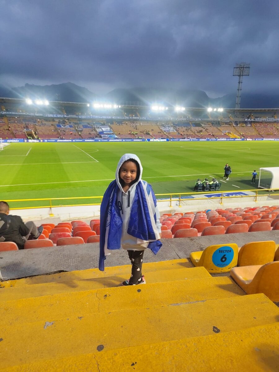 Ella es Salomé, la pequeña hincha de Millonarios que sueña con un trasplante de riñón 4 Ella es Salomé, la pequeña hincha de Millonarios que sueña con un trasplante de riñón Durante el partido de Millonarios este sábado en El Campín, Salomé sostuvo una pancarta que no pasó desapercibida. Hablamos con su madre, quien nos contó su historia.