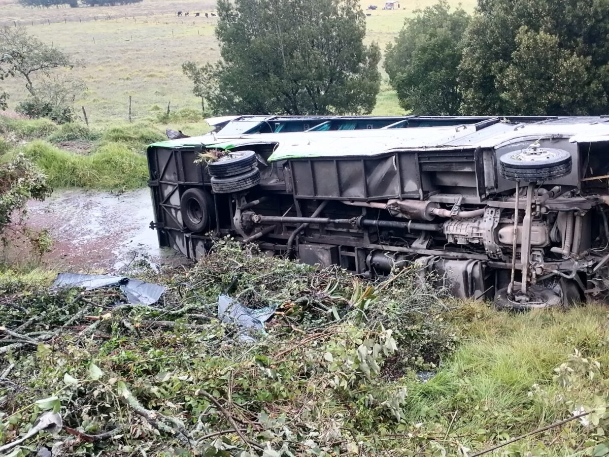 Accidente de bus en Cundinamarca: mujer de 28 años fue la víctima fatal 1 Accidente de bus en Cundinamarca: mujer de 28 años fue la víctima fatal El bus transportaba trabajadores de un empresa de flores. Hay 27 heridos y una víctima mortal.