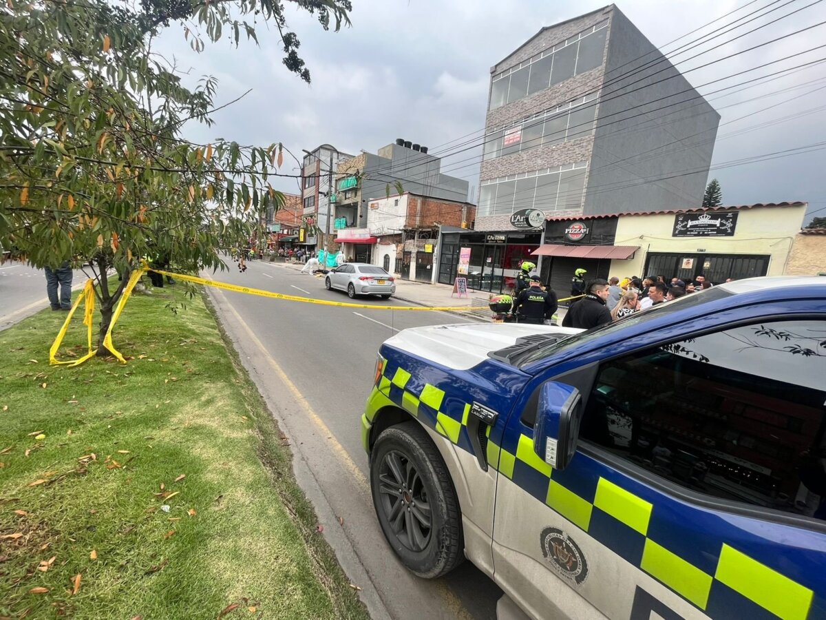 Momento exacto en el que hombre es víctima de sicariato en Ciudad Montes 1 Momento exacto en el que hombre es víctima de sicariato en Ciudad Montes Cámaras de seguridad captaron el momento exacto en que un hombre fue asesinado con arma de fuego en el sector de Ciudad Montes, el pasado 14 de febrero.