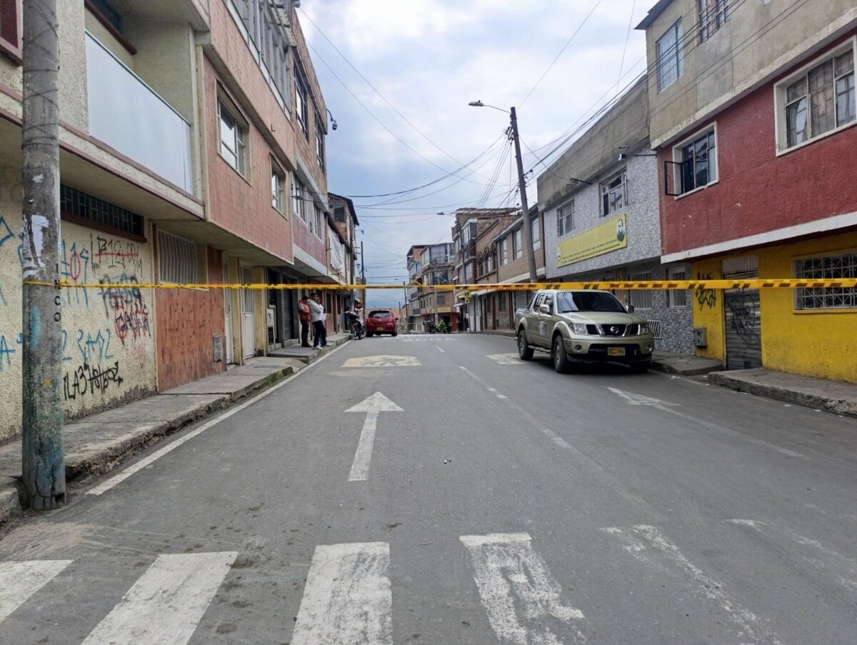 Un muerto y un herido deja ataque a disparos en Soacha Los dos hombres, conocidos en la zona, se encontraban caminando cuando fueron abordados por los sicarios.