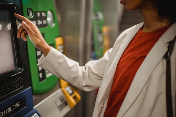 El cajero automático no me entregó el dinero, pero lo debitó de mi Cuenta. ¿Cómo puedo recuperarlo? 9 El cajero automático no me entregó el dinero, pero lo debitó de mi Cuenta. ¿Cómo puedo recuperarlo? Los cajeros automáticos son una maravilla de la tecnología moderna, pero como todo dispositivo, no están exentos de problemas. Estos pueden fallar por diversas razones: problemas técnicos, fallas en la conexión de red, errores en el software, falta de mantenimiento o simplemente porque se quedaron sin efectivo. También es posible que experimenten problemas debido a la saturación en horas pico o incluso por el mal uso de los usuarios.