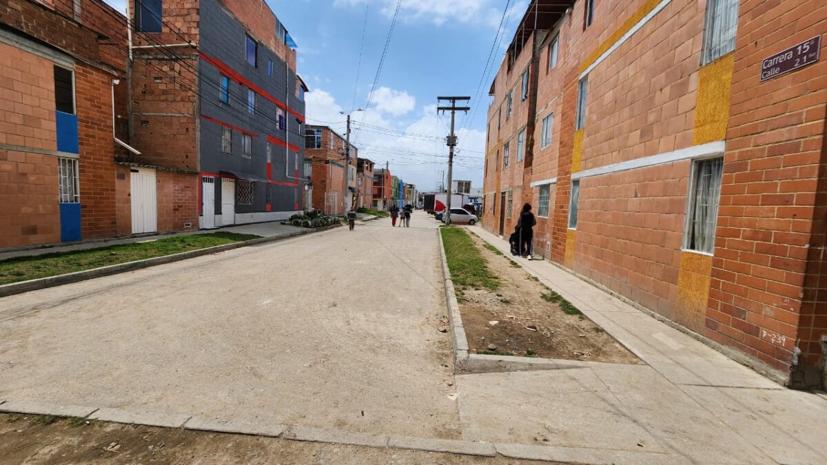 Julián, la víctima de ataque sicarial en Soacha Julián Javier Castillo Mejía, un padre de familia de dos pequeñas (una de 6 años y otra de 6 meses), fue atacado a tiros por dos sujetos que se movilizaban en una motocicleta en el barrio Villa Luz, en Soacha (Cundinamarca).