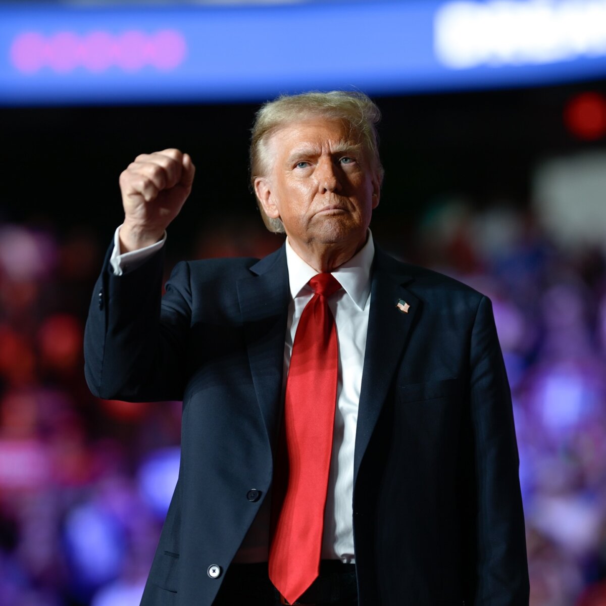 ¿Qué está pasando con Donald Trump y su guerra de aranceles?: Conozca las últimas decisiones del mandatario Trump impone aranceles del 25% a México, Canadá y China, desatando posibles represalias comerciales que afectan la economía global y las relaciones diplomáticas.