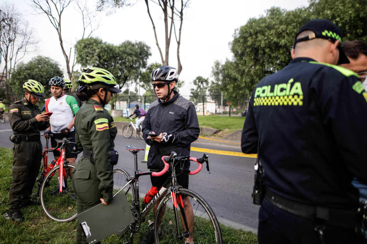 ¿Se desplazará en bicicleta el Día sin Carro? Así se garantizará la seguridad en ciclorrutas y ciclovías La Secretaría de Seguridad, de la mano de la Policía garantizará el seguro desplazamiento de quienes se desplazarán en bicicleta el Día sin Carro en Bogotá. Tenga en cuenta estas recomendaciones.